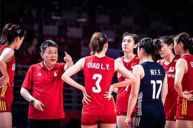 夫人在她20多岁的撕网袜